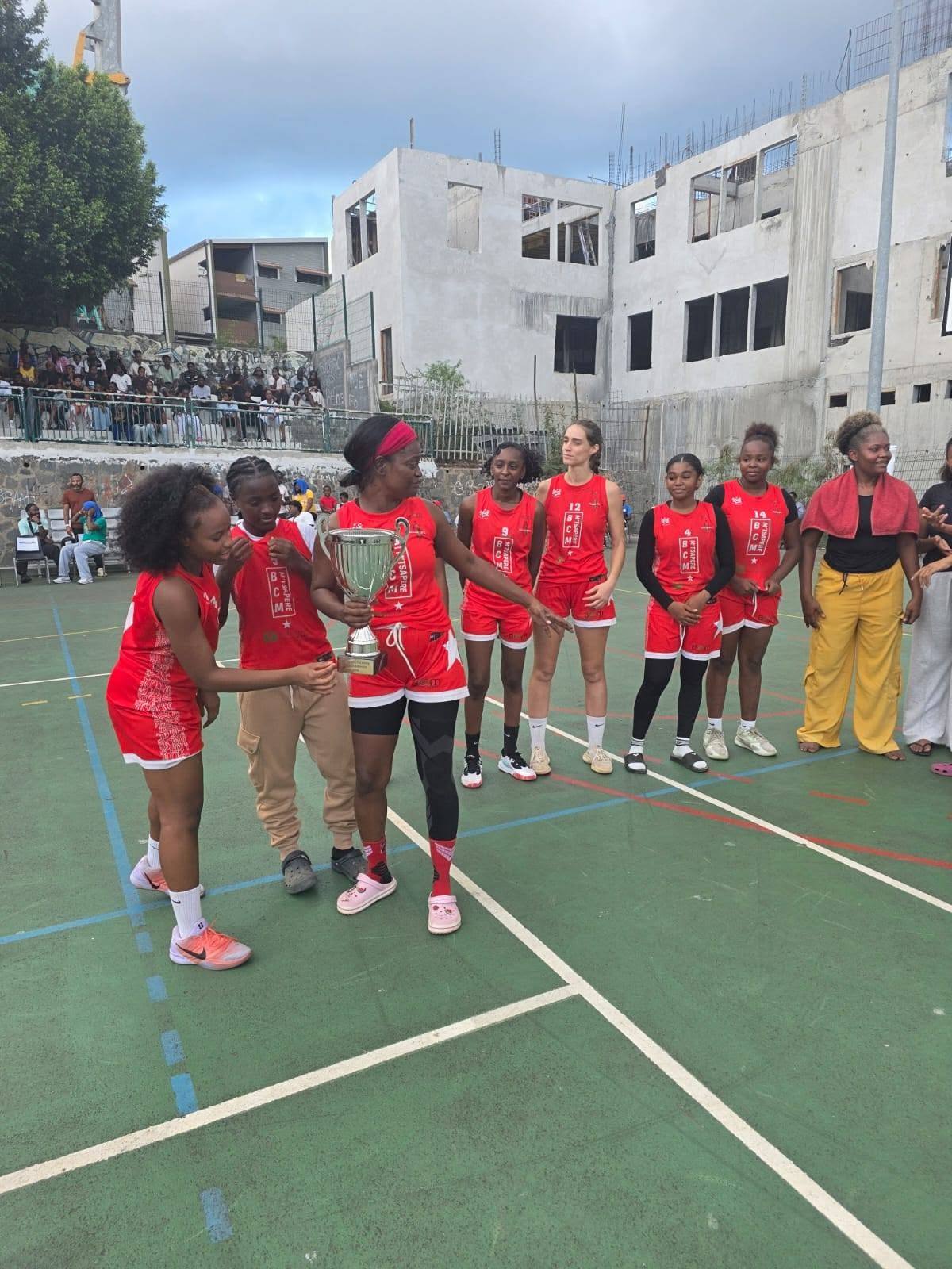 Le Basket Club de M'tsapéré, finaliste, avec le trophée du finaliste