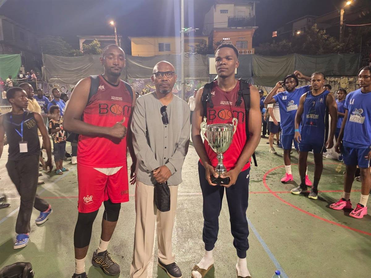 Le Basket Club de M'tsapéré, finaliste, avec le trophée du finaliste